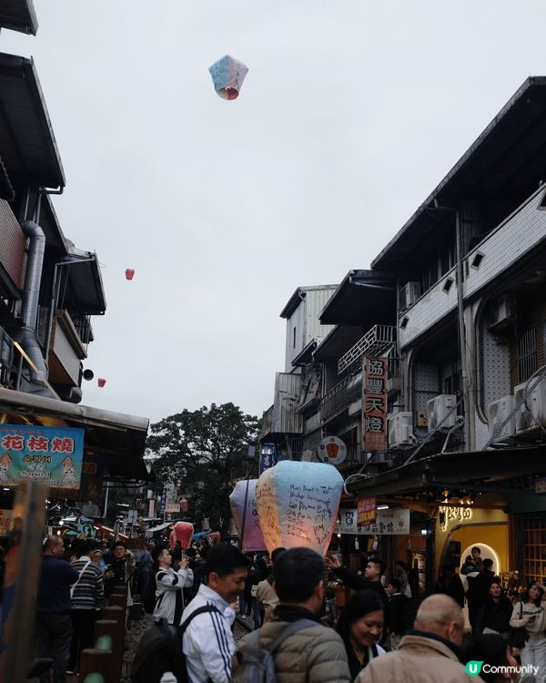 以上地方為台灣的九份十分及菁桐，很美麗的台灣，可以放天燈非常...