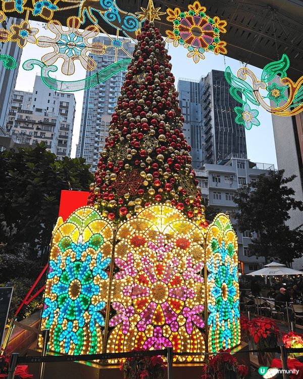 灣仔利東街，在聖誕節期間，整條街都佈置得很有氣氛，在聖誕樹位...