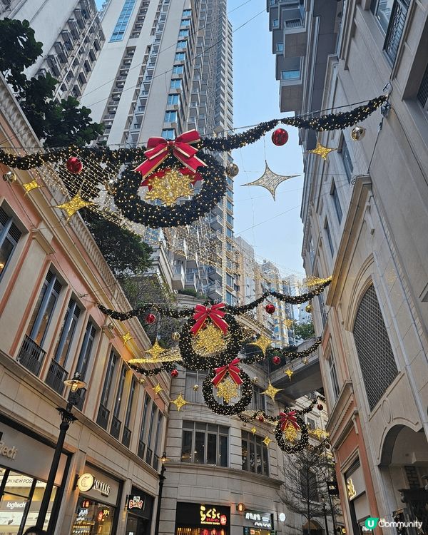 灣仔利東街，在聖誕節期間，整條街都佈置得很有氣氛，在聖誕樹位...