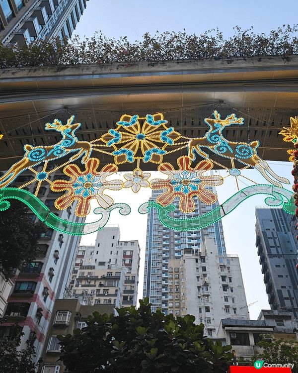 灣仔利東街，在聖誕節期間，整條街都佈置得很有氣氛，在聖誕樹位...