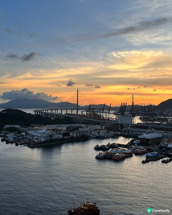 三張相分別係西九 汀九橋下面同埋本社天台酒吧