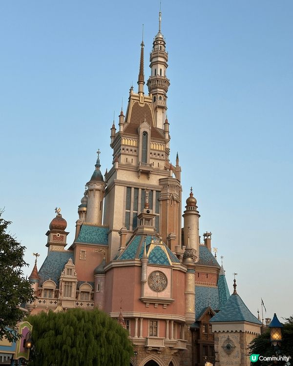 香港迪士尼樂園是一個充滿快樂和浪漫的地方。聖誕節的氣氛很好，...