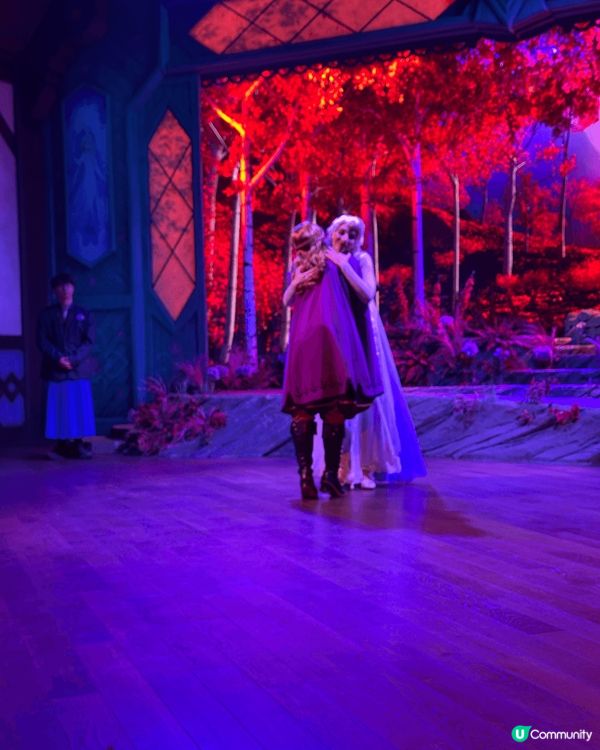 香港迪士尼樂園是一個充滿快樂和浪漫的地方。聖誕節的氣氛很好，...