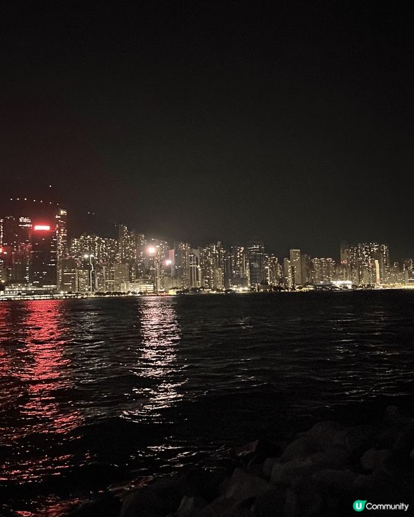 在西九文化區可欣賞維港兩岸璀璨夜景，不定期會有市集和大型裝飾...