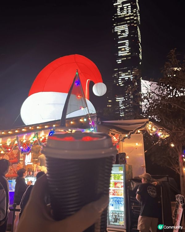 在西九文化區可欣賞維港兩岸璀璨夜景，不定期會有市集和大型裝飾...