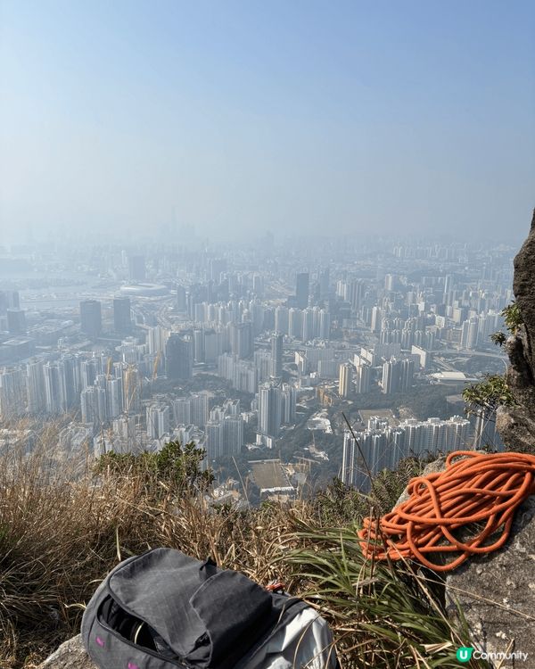 飛蛾山上的自殺厓景色宜人，在飛蛾山下步行30分鐘登山， 能站...