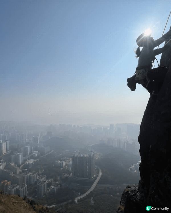 飛蛾山上的自殺厓景色宜人，在飛蛾山下步行30分鐘登山， 能站...
