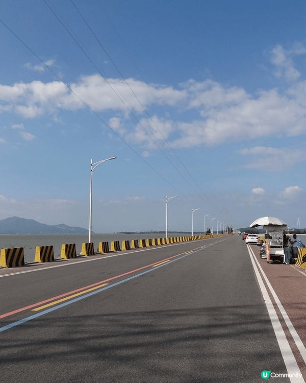 汕尾的海上公路 漂浮在海上的公路。公路兩邊的顏色不同，一邊是...