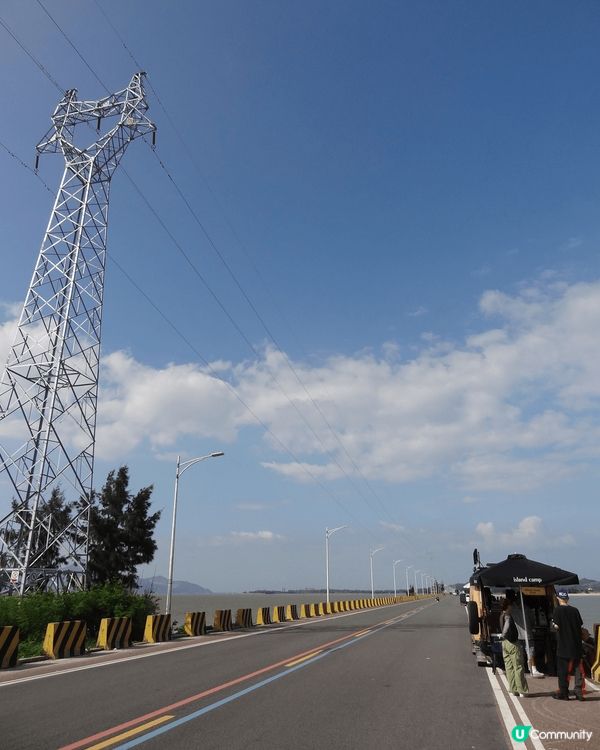 汕尾的海上公路 漂浮在海上的公路。公路兩邊的顏色不同，一邊是...