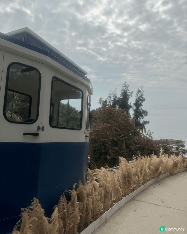深圳雲海天使灣膠囊列車，有放假嘅感覺，面海的餐廳係海岸邊的地...