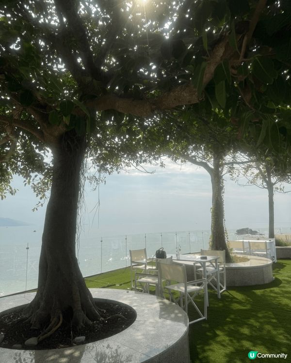 深圳雲海天使灣膠囊列車，有放假嘅感覺，面海的餐廳係海岸邊的地...