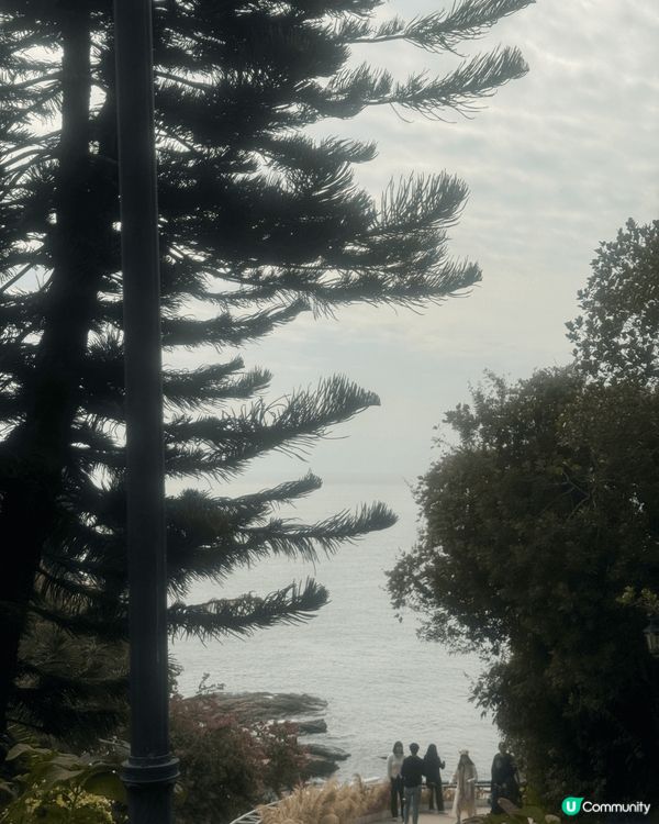 深圳雲海天使灣膠囊列車，有放假嘅感覺，面海的餐廳係海岸邊的地...