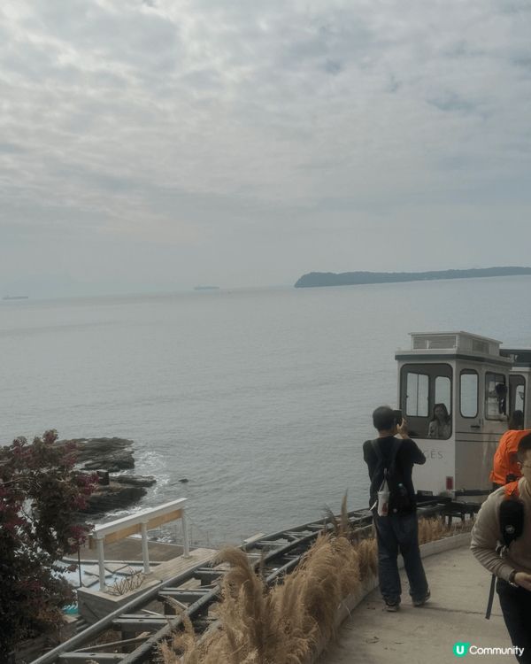 深圳雲海天使灣膠囊列車，有放假嘅感覺，面海的餐廳係海岸邊的地...