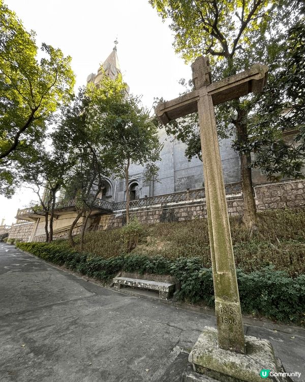 我喜歡主教山教堂，因為容易到達，遊客不多。而且教堂內的裝修依...