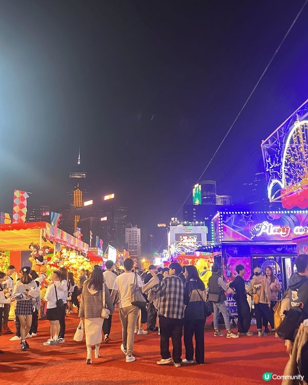 AIA嘉年華！超有氣氛，而家攤位以色彩繽紛的燈飾佈置，節日氣...