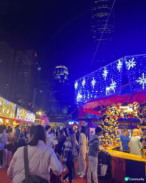 AIA嘉年華！超有氣氛，而家攤位以色彩繽紛的燈飾佈置，節日氣...