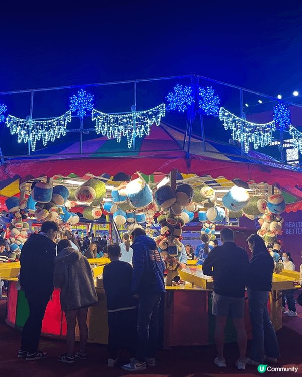 AIA嘉年華！超有氣氛，而家攤位以色彩繽紛的燈飾佈置，節日氣...