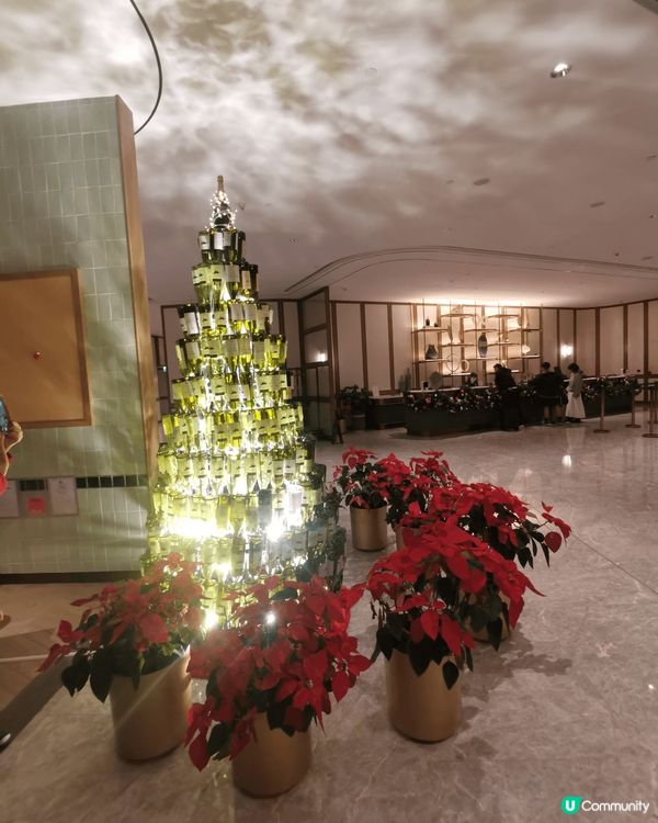 海洋公園富麗敦酒店食自助餐慶祝聖誕節，有好高的聖誕樹，去搭地...