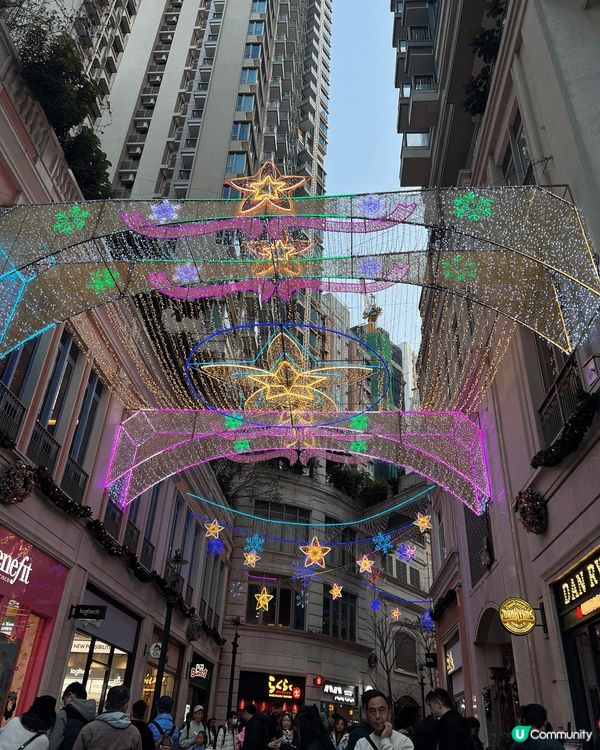 我認為西九、尖東海旁和利東街的聖誕燈飾是聖誕打卡熱點，因為壯...