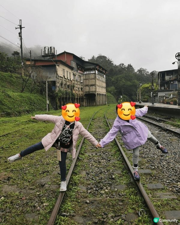 從台北搭火車去平溪放天燈，沿途風景優美，小朋友放天燈祈求新一...