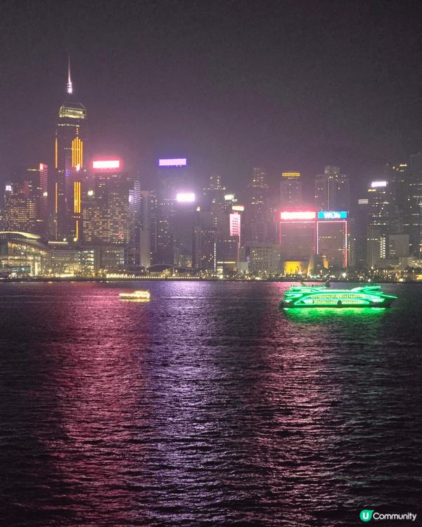 尖沙咀海運大厦天台可看到五光十色的霓虹燈飾，那迷人的海景和夜...