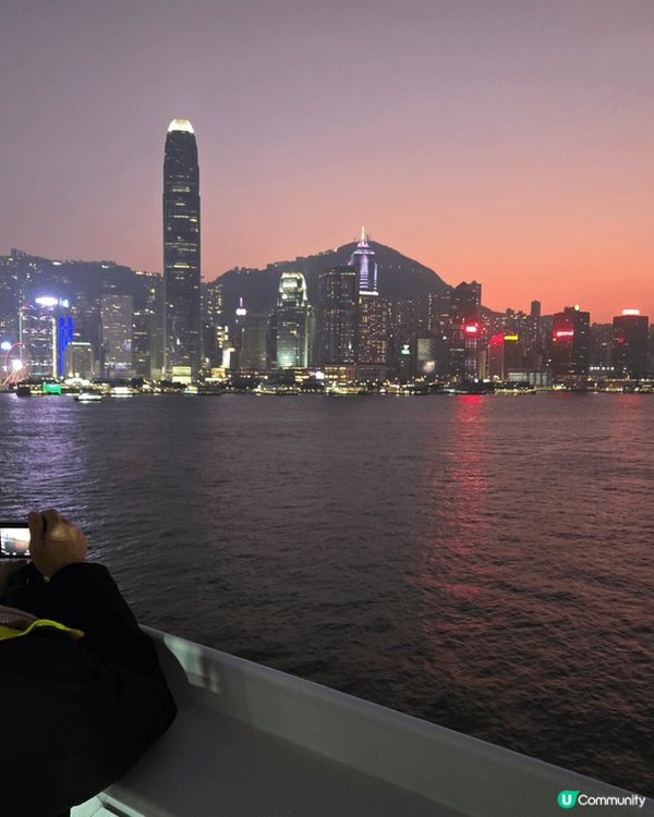 尖沙咀海運大厦天台可看到五光十色的霓虹燈飾，那迷人的海景和夜...