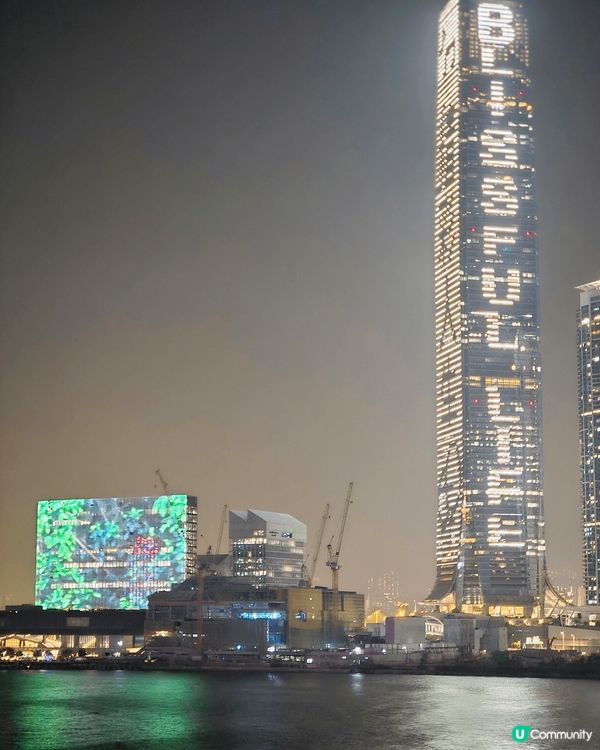 尖沙咀海運大厦天台可看到五光十色的霓虹燈飾，那迷人的海景和夜...