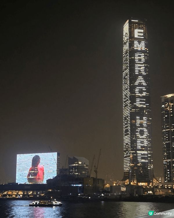 尖沙咀海運大厦天台可看到五光十色的霓虹燈飾，那迷人的海景和夜...