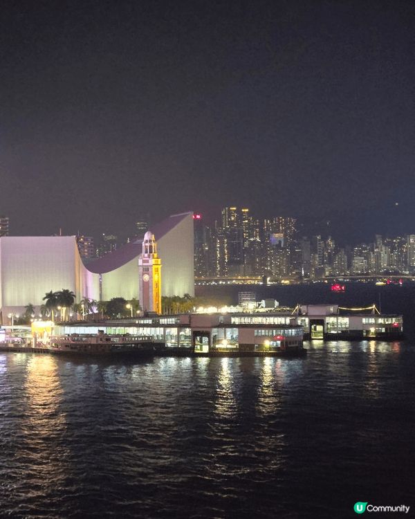 尖沙咀海運大厦天台可看到五光十色的霓虹燈飾，那迷人的海景和夜...