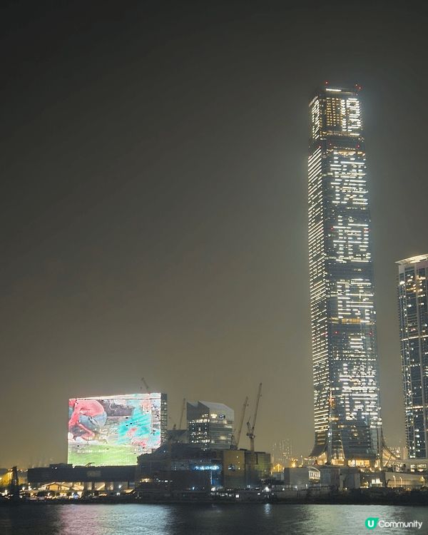 尖沙咀海運大厦天台可看到五光十色的霓虹燈飾，那迷人的海景和夜...
