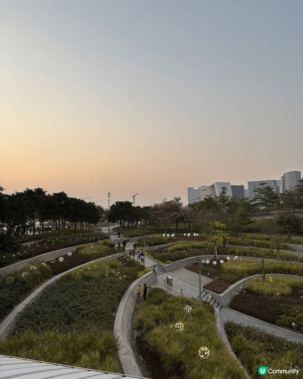 位於深圳近寶安區的歡樂港灣非常適合朋友或情侶打卡，有大型摩天...