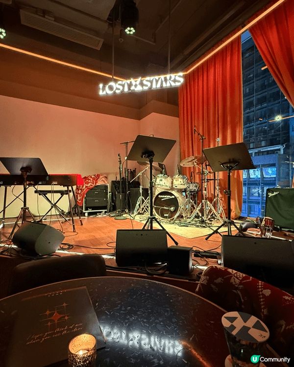 有liveband聽 可以邊食飯邊聽歌 而食物質素都唔錯