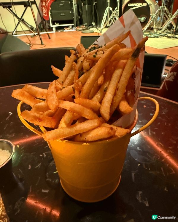 有liveband聽 可以邊食飯邊聽歌 而食物質素都唔錯