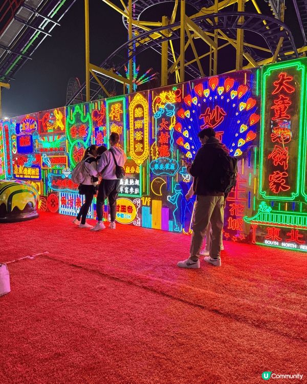 有很多不同打卡位，打卡位具有香港特色，包括霓虹燈招牌，亦有不...