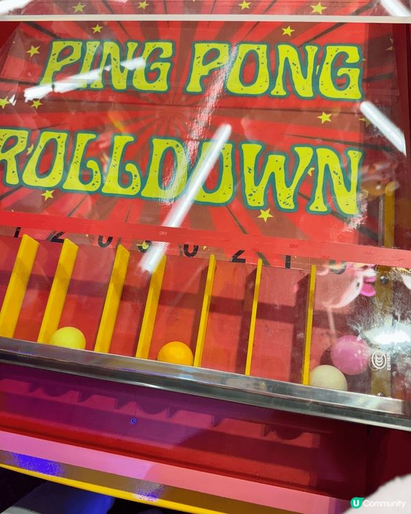 有很多不同打卡位，打卡位具有香港特色，包括霓虹燈招牌，亦有不...