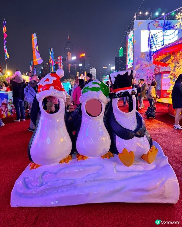 有很多不同打卡位，打卡位具有香港特色，包括霓虹燈招牌，亦有不...