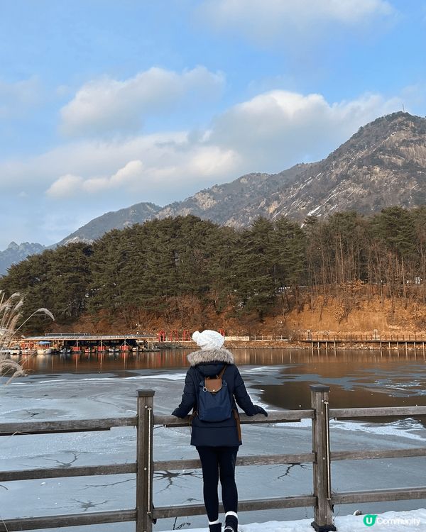 首爾郊區的抱川山井湖12月結冰下雪後十分浪漫，很適合黎睇日落