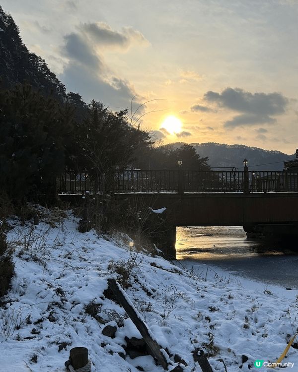 首爾郊區的抱川山井湖12月結冰下雪後十分浪漫，很適合黎睇日落