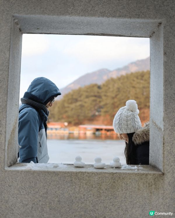 首爾郊區的抱川山井湖12月結冰下雪後十分浪漫，很適合黎睇日落