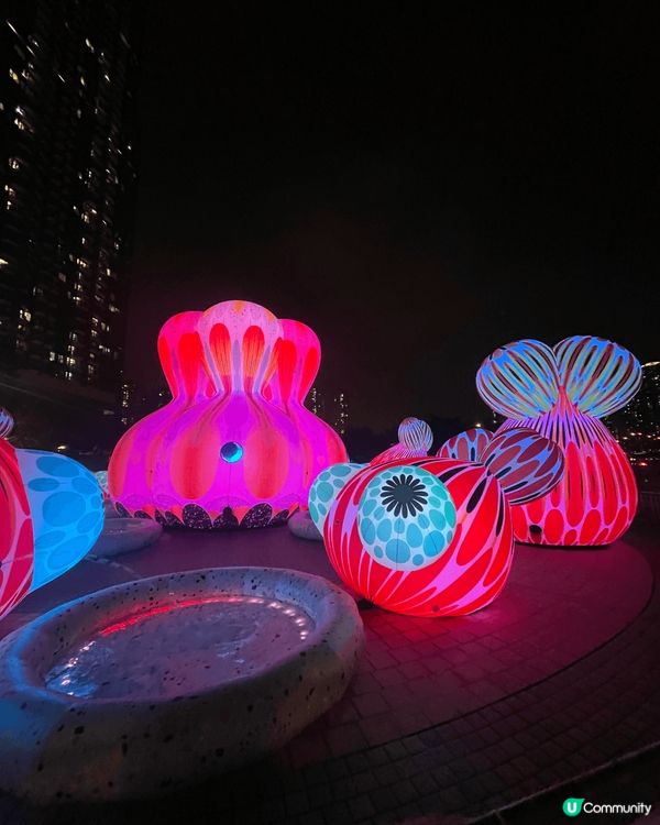 位於荃灣公園的裝置藝術《幸福丘比特遊園》，日與夜擁有不同面貌...