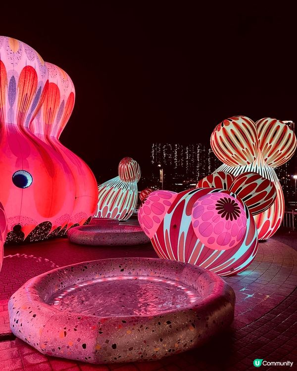 位於荃灣公園的裝置藝術《幸福丘比特遊園》，日與夜擁有不同面貌...