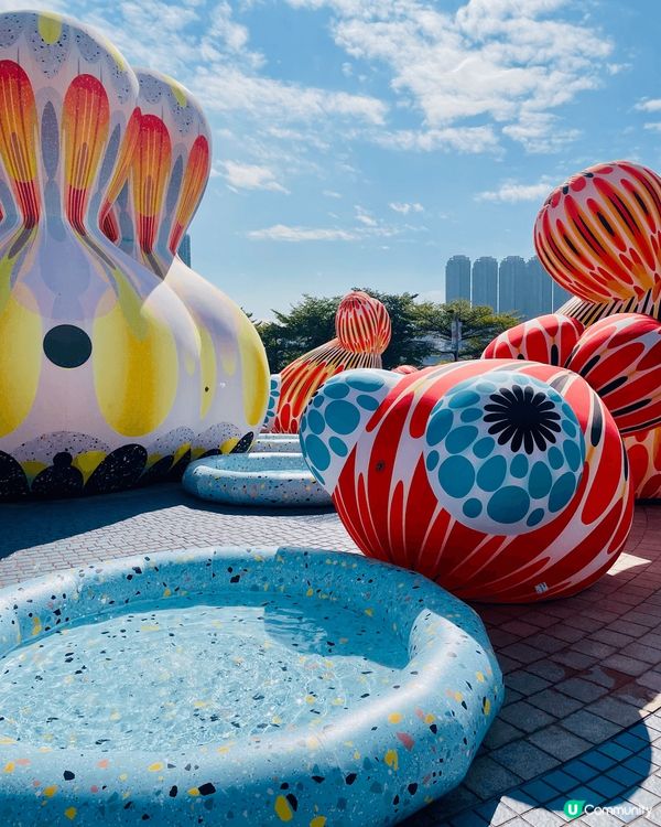 位於荃灣公園的裝置藝術《幸福丘比特遊園》，日與夜擁有不同面貌...