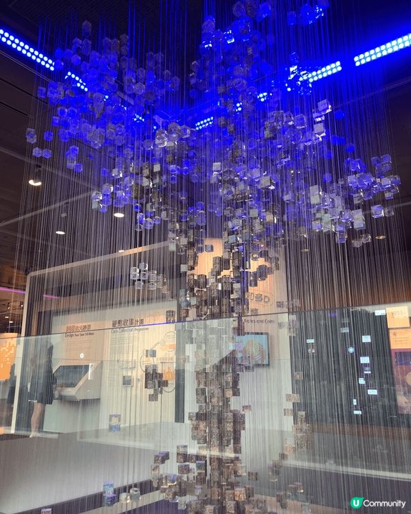 香港金管局 介紹香港金融歷史，硬幣切啲風景畫及有光效嘅燈飾