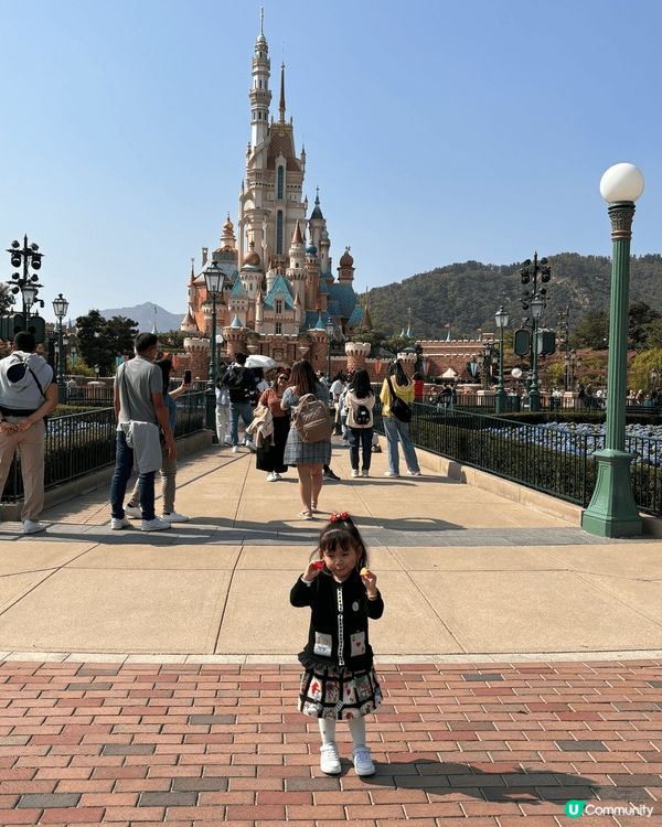 去迪士尼與小朋友一起同歡，增加親子關係，刺激香港經濟，第一個...