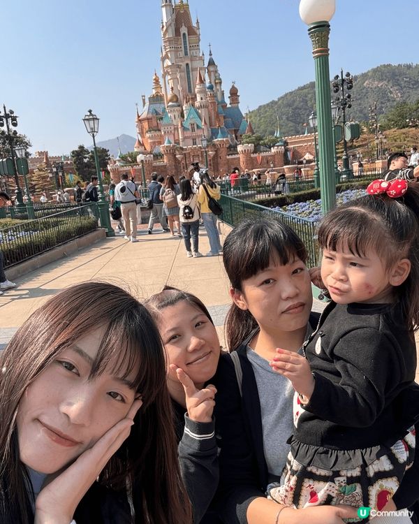 去迪士尼與小朋友一起同歡，增加親子關係，刺激香港經濟，第一個...
