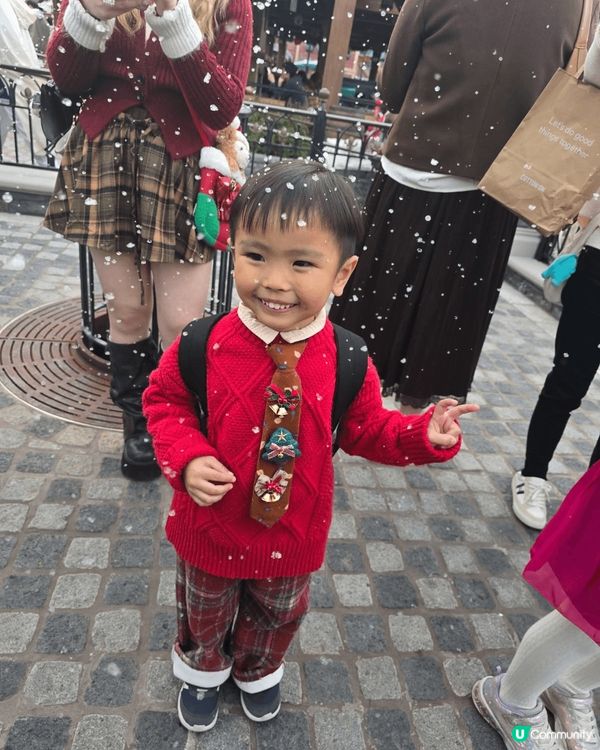 今年聖誕去左迪士尼影左好多靚相，有好多聖誕裝飾，聖誕樹， 好...