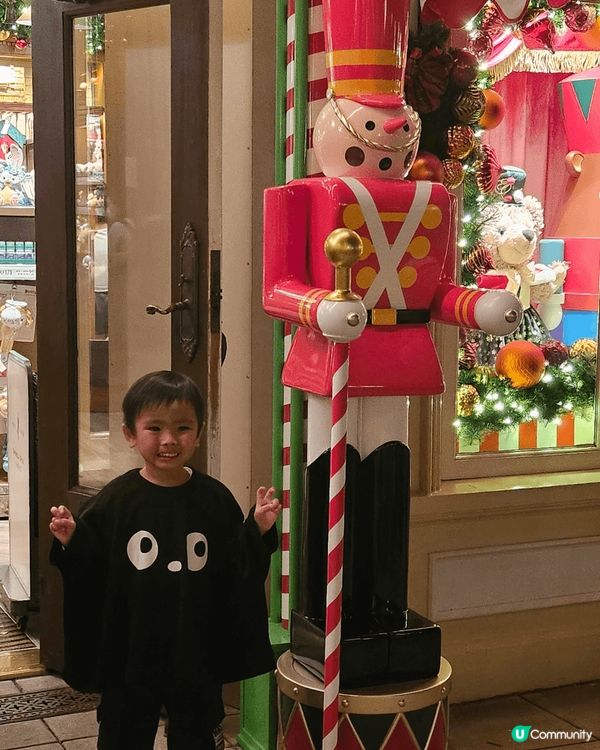 今年聖誕去左迪士尼影左好多靚相，有好多聖誕裝飾，聖誕樹， 好...