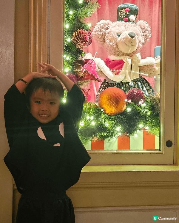 今年聖誕去左迪士尼影左好多靚相，有好多聖誕裝飾，聖誕樹， 好...