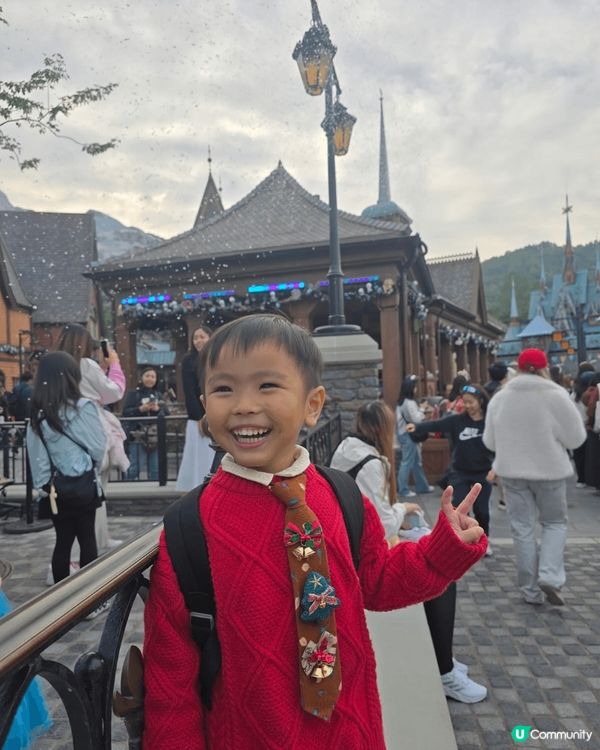 今年聖誕去左迪士尼影左好多靚相，有好多聖誕裝飾，聖誕樹， 好...