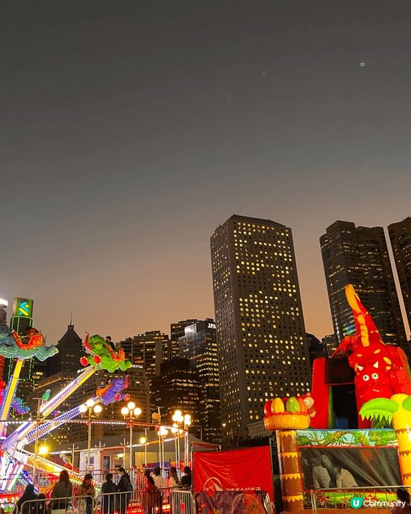 我喜歡去AIA嘉年華，因為嘉年華有許多不同的機動遊戲、攤位遊...